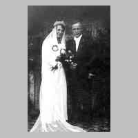 081-0031 Reinlacken 1937 - Hochzeit Gertrud Schulz, geb. Norkus und Richard Schulz vor dem Haus des Anwesen Norkus-Schulz.JPG